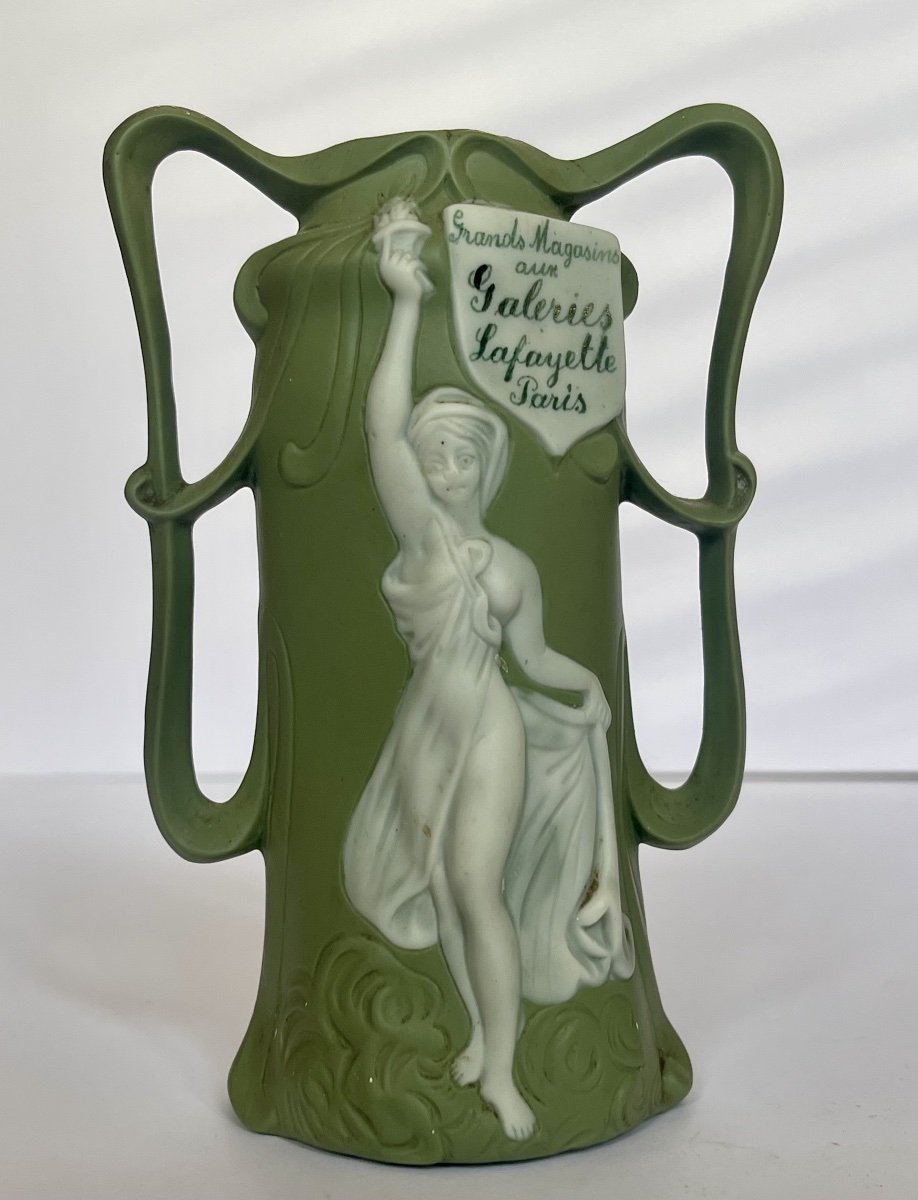 Wedgwood Vase - Galeries Lafayette 